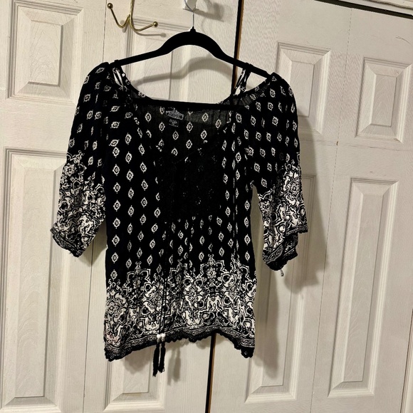 Angie Cold-Shoulder Black & White Short Sleeved Boho Blouse - Size Medium - Picture 1 of 5